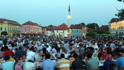 Zajedničkim iftarom na Trgu slobode otvorena manifestacija "Ramazan u Bosni'' (FOTO)