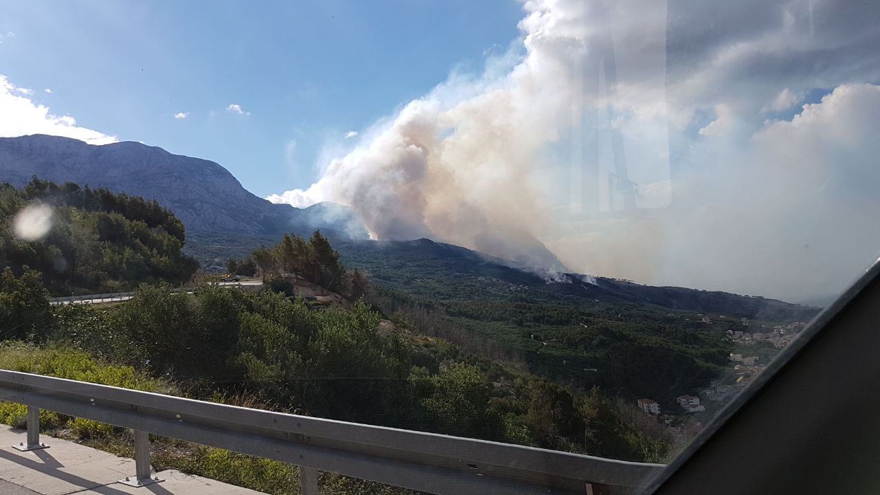 Požar kod Podgore, potpomognut jakim vjetrom, gasi više od 200 vatrogasaca