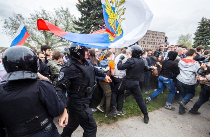 Hiljade Rusa na protestima protiv Putina, privedeno 400 osoba