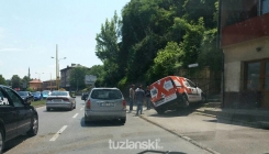 Tuzla: Izgubio kontrolu nad vozilom, udario u potporni zid (FOTO)