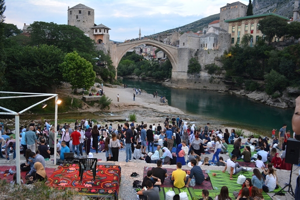 Iftar ispod Starog mosta okupio mlade iz čitave BiH