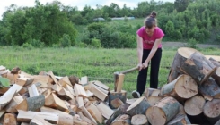 Prijedor: Studentica cijepa drva, kosi i kreči kako bi platila školovanje