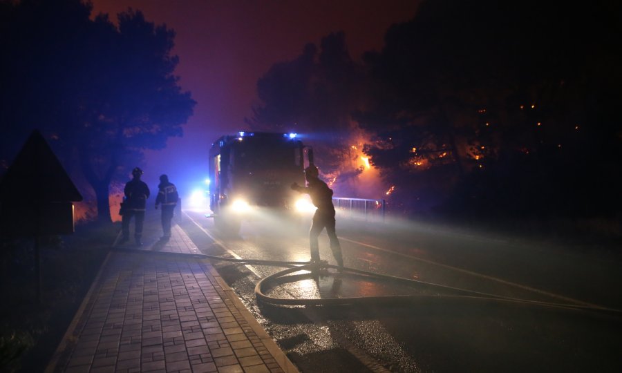 Zbog požara evakuirani turisti iz tri hotela i stanovnici istočnog dijela Tučepa