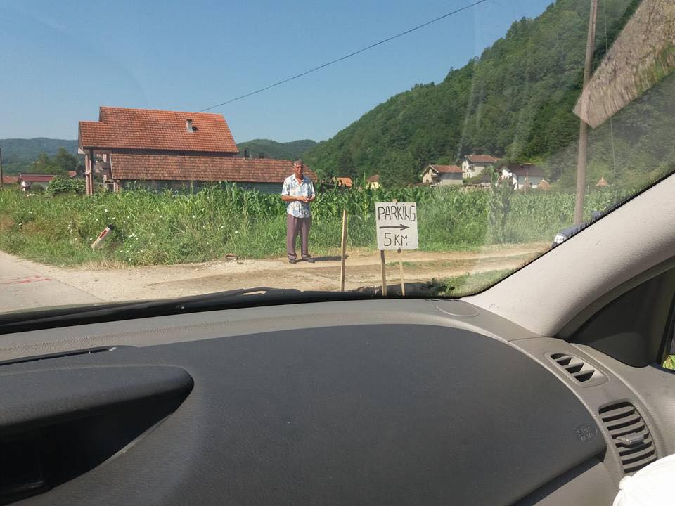 Sramotne slike iz Srebrenice: Naplaćivali parking za automobile koji su stizali 11. jula (FOTO)