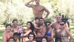 Ronaldo ponosno salutirao na porodičnoj slici, pa otkrio jedan zanimljiv detalj