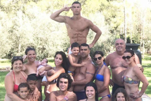 Ronaldo ponosno salutirao na porodičnoj slici, pa otkrio jedan zanimljiv detalj