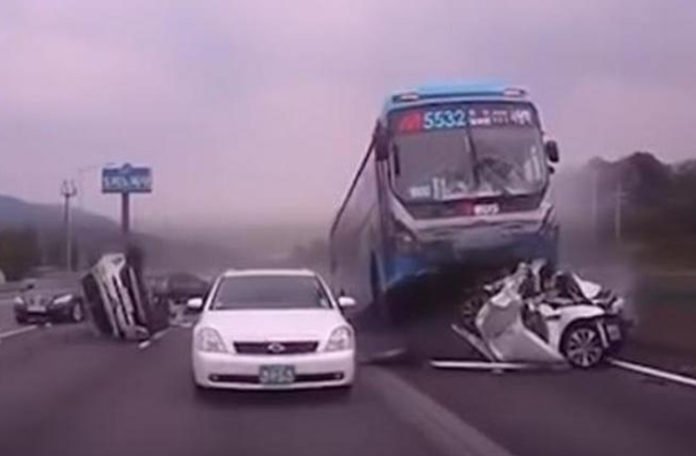 Autobusu otkazale kočnice, gazio sve pred sobom (VIDEO)