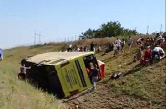 Prevrnuo se autobus pun djece, jedna osoba poginula