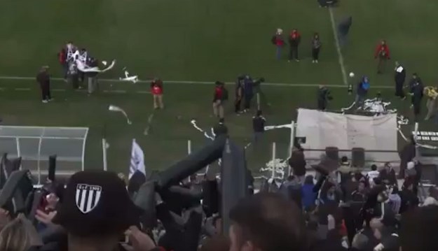 Navijač preciznim udarcem srušio dron koji je snimao stadion (VIDEO)