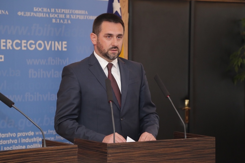 Ramić potpisuje sporazum o provedbi projekta zatvaranja kolektivnih centara