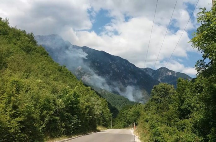 Helikopteri OSBiH nemoćni protiv požara koji gore na Čvrsnici (VIDEO)