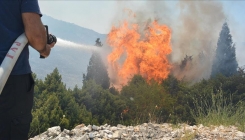 Požar kod Mostara: Vatrogasci se bore s plamenom iznad naseljenih područja