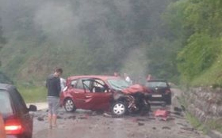 Tri osobe povrijeđene u sudaru dva automobila i kamiona u Čevljanovićima