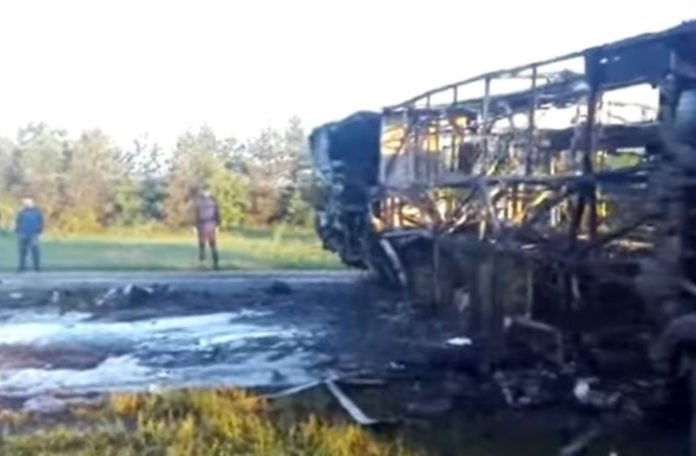 U sudaru kamiona i autobusa poginulo 13 osoba