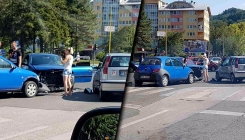 Tuzla: U sobraćajci na raskrsnici kod zgrade Sodaso učestvovala tri automobila (FOTO)