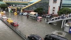 Nevrijeme u Istanbulu: Potopljene putne dionice i otežano odvijanje saobraćaja (FOTO)