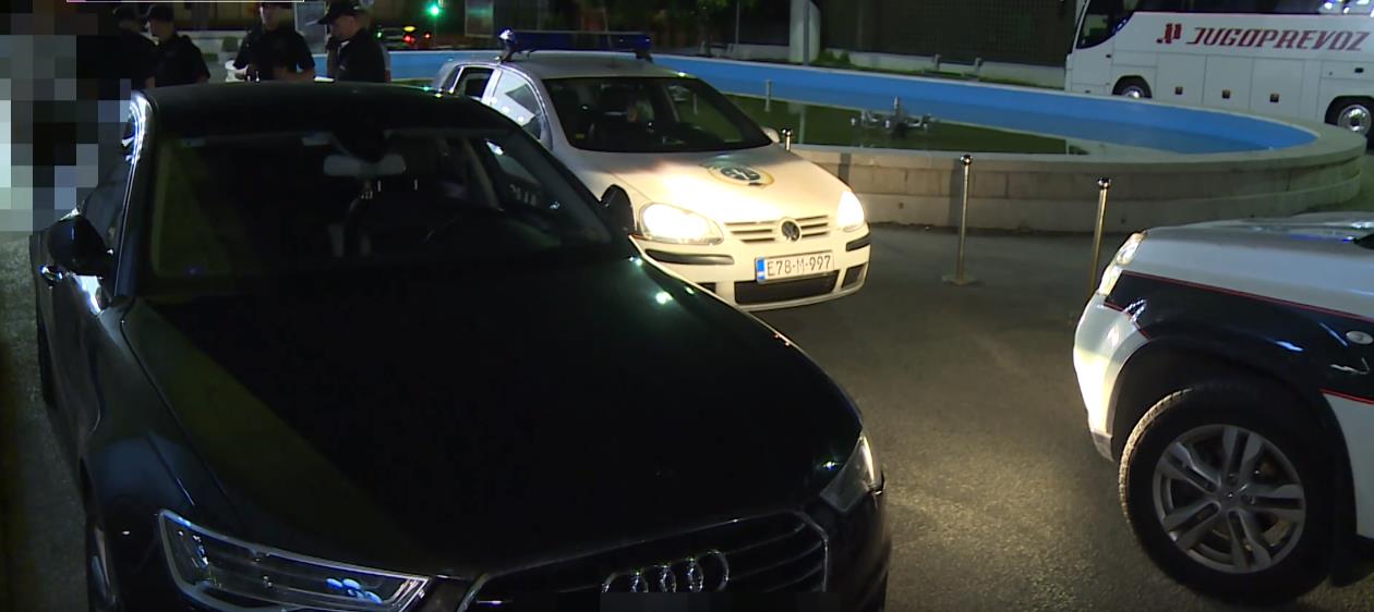 Direktoru banke u Sarajevu ispred hotela pokušali ukrasti Audi A6 dok su mu na zadjnem sjedištu spavala djeca (VIDEO)