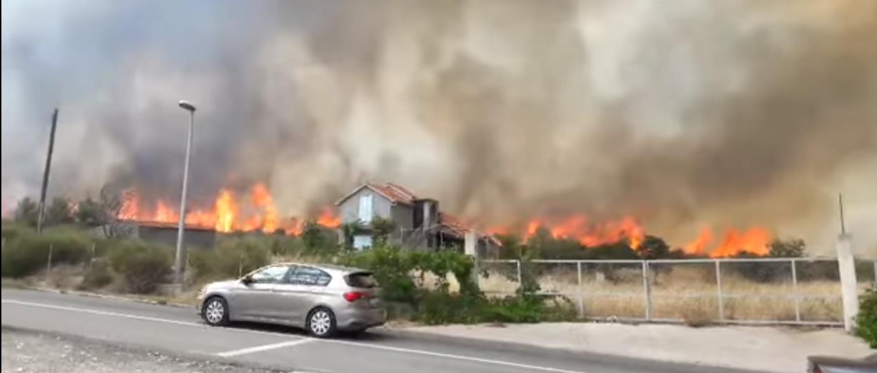 Veliki požar kod Trogira, ugrožene kuće (VIDEO)