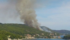 Vatrogasci uspjeli odbraniti kuće, požar u Neumu i dalje aktivan