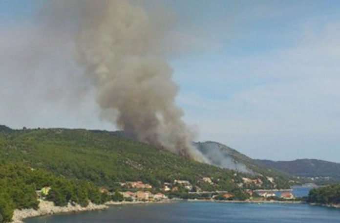 Vatrogasci uspjeli odbraniti kuće, požar u Neumu i dalje aktivan