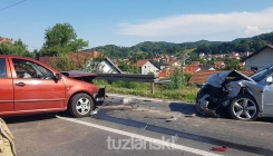 Tuzla: U teškoj saobraćajnoj nesreći povrijeđeno više osoba, saobraćaj blokiran (FOTO)