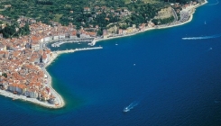 Slovenci naplaćuju 25 eura po danu ležaljku, pola eura korištenje tuševa na plaži