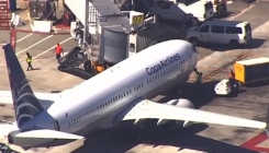 Tinejdžer otvorio nužni izlaz, prešao na krilo aviona i skočio na aerodrom (VIDEO)