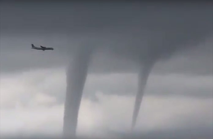 Putnički avion letio kroz tri tornada, snimak postao hit (VIDEO)