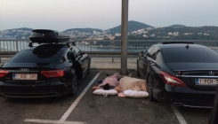 Dubrovnik: Turisti  spavali na parkingu pored svojih luksuznih auta (FOTO)