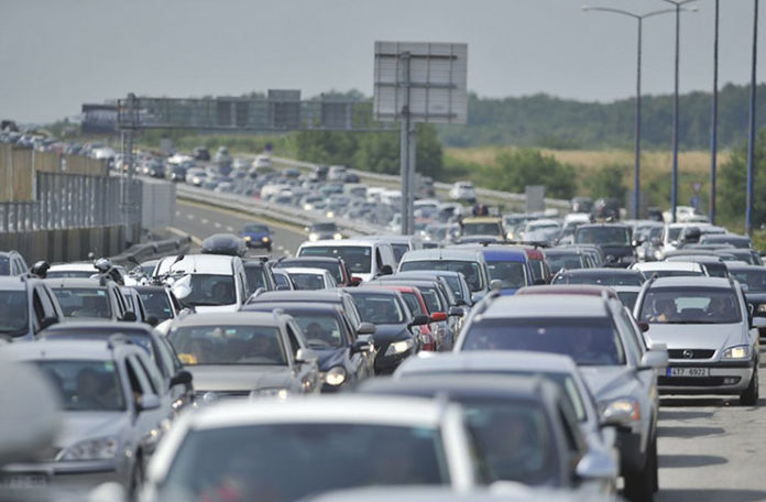 Tokom dana očekuje se pojačan saobraćaj prema izletištima i na graničnim prelazima