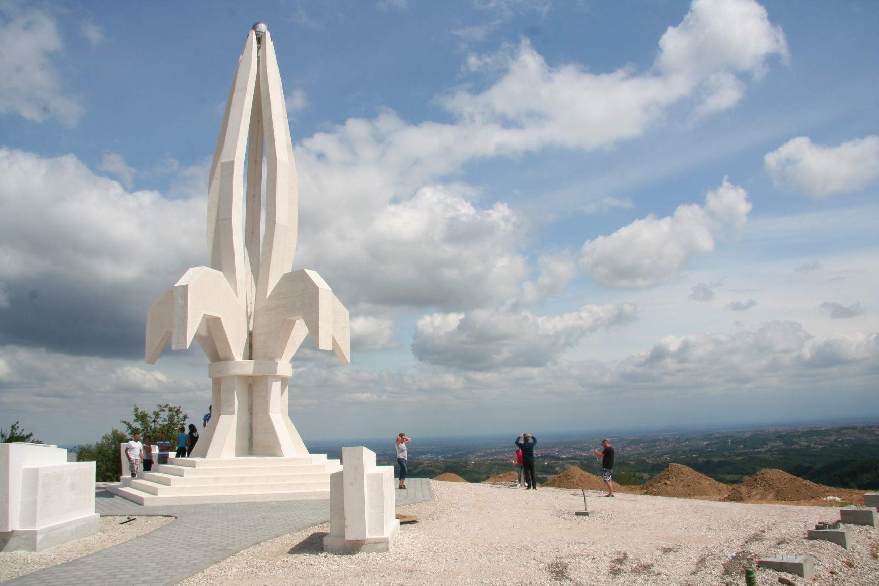 Sutra svečano otvorenje spomenika ,,Ljiljan'' iznad Gradačca