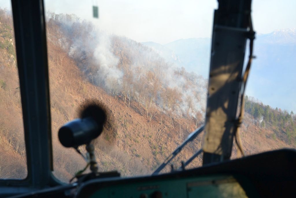 Helikopter OS BiH nastavio gašenje požara kod Livna