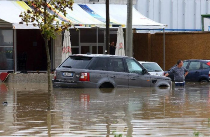 Šta učiniti ako su vam obilne kiše poplavile automobil