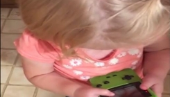 Dijete tipkalo po ekranu misleći da je stari GameBoy sa touchscreenom (VIDEO)