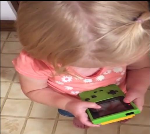 Dijete tipkalo po ekranu misleći da je stari GameBoy sa touchscreenom (VIDEO)