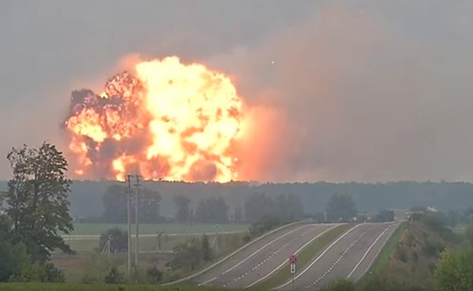 Zastrašujući snimak eksplozija u skladištu municije u Ukrajini (VIDEO)