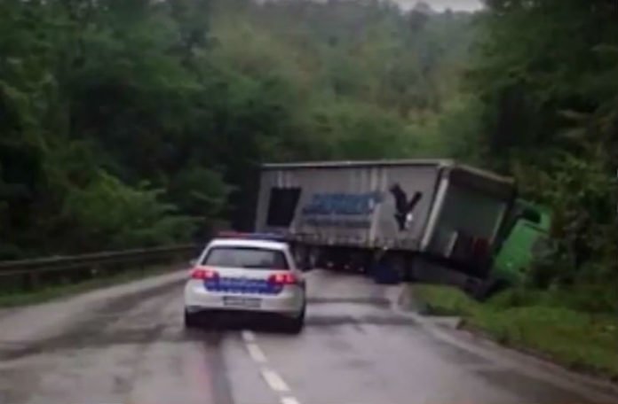 Kobna krivina u BiH: Za sat vremena znaju se prevrnuti po četiri auta (VIDEO)