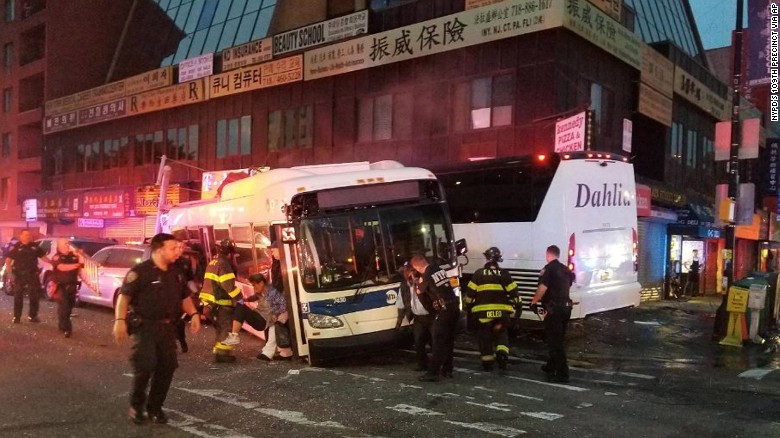 Tri osobe poginule u sudaru dva autobusa u New Yorku, 16 povrijeđenih