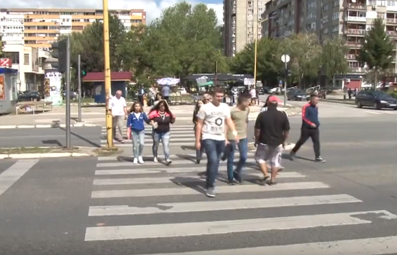 Pojačano prisustvo policije u blizini osnovnih i srednjih škola u Tuzli (VIDEO)