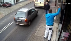 Vandal razbijao izloge, napao prolaznika, onda ga stigla zaslužena kazna (VIDEO)