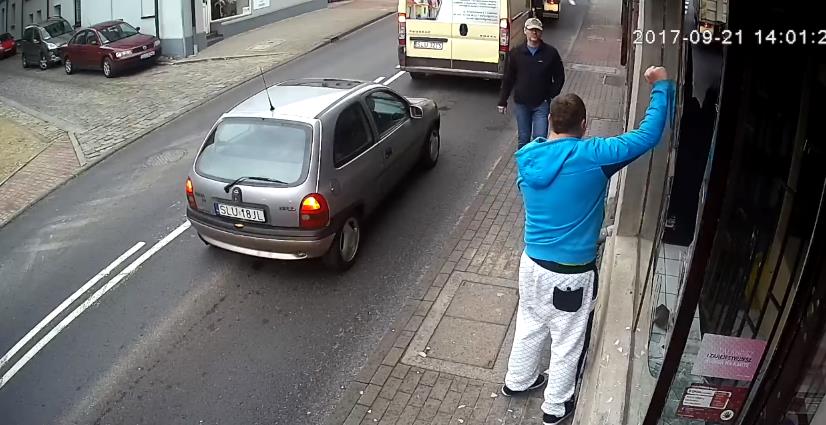 Vandal razbijao izloge, napao prolaznika, onda ga stigla zaslužena kazna (VIDEO)