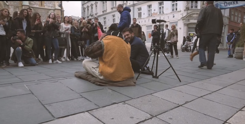 Popularna muzička grupa prerušila se u beskućnike i pjevala prolaznicima u Sarajevu (VIDEO)