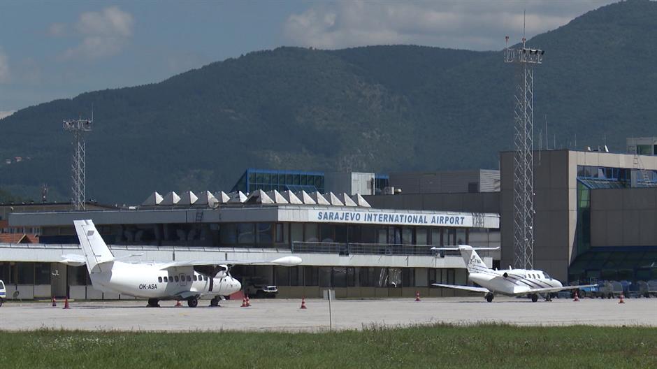 Putnik na letu Memmingen - Sarajevo dobio poruku o postavljenoj bombi u avionu