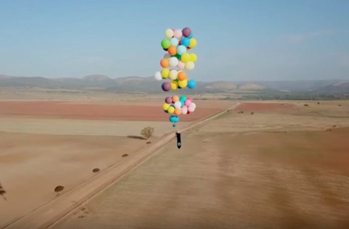 Preletio je Južnu Afriku privezan za balone (VIDEO)