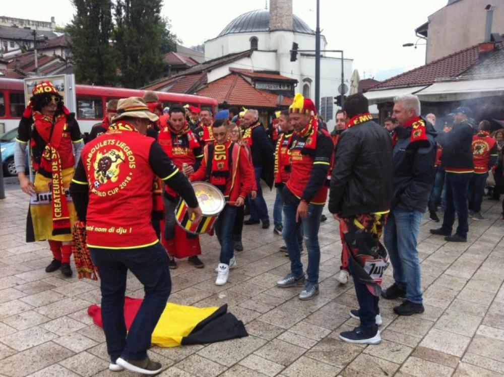 Dostojanstveno: Navijači Belgije organizovano ulaze na stadion Grbavica (VIDEO)