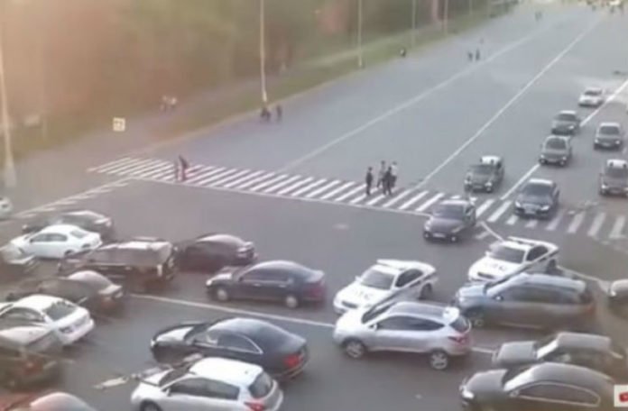 Kada se vozi Putin, svi se sklanjaju s ceste (VIDEO)