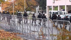 Opsadno stanje oko zgrade Vlade FBiH uoči protesta (FOTO/VIDEO)