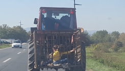 Opasna vožnja u Puračiću: Djecu vozio u kavezu prikačenom za traktor (FOTO)