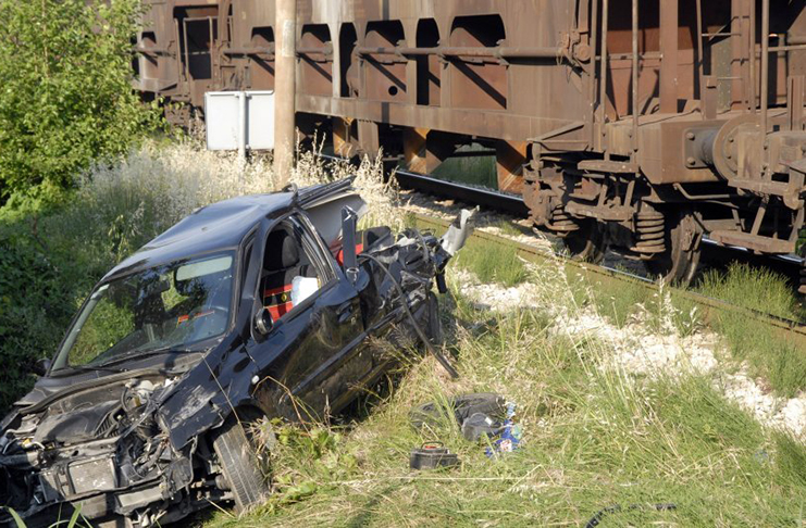 Težak sudar voza i automobila kod Srebrenika, jedna osoba poginula