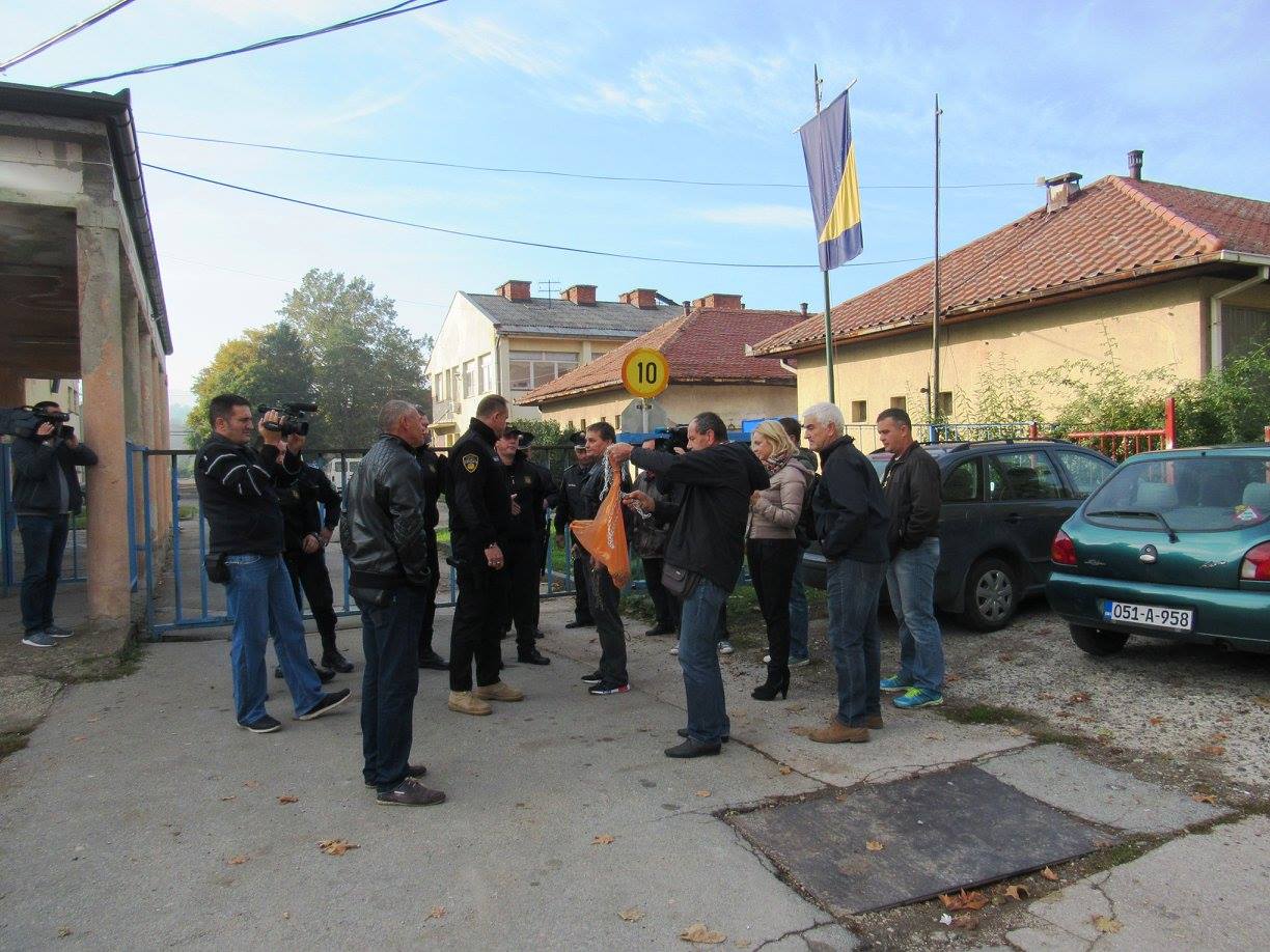 Grupa radnika TTU pokušala se svezati lancima za kapiju